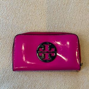 Tory Burch wallet zipper has no pull other then that it in Guc